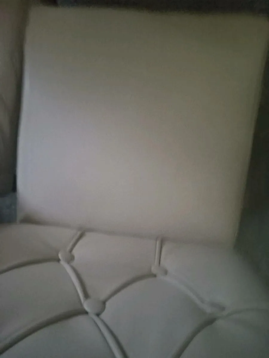 Kitchen table and chairs - Image 3