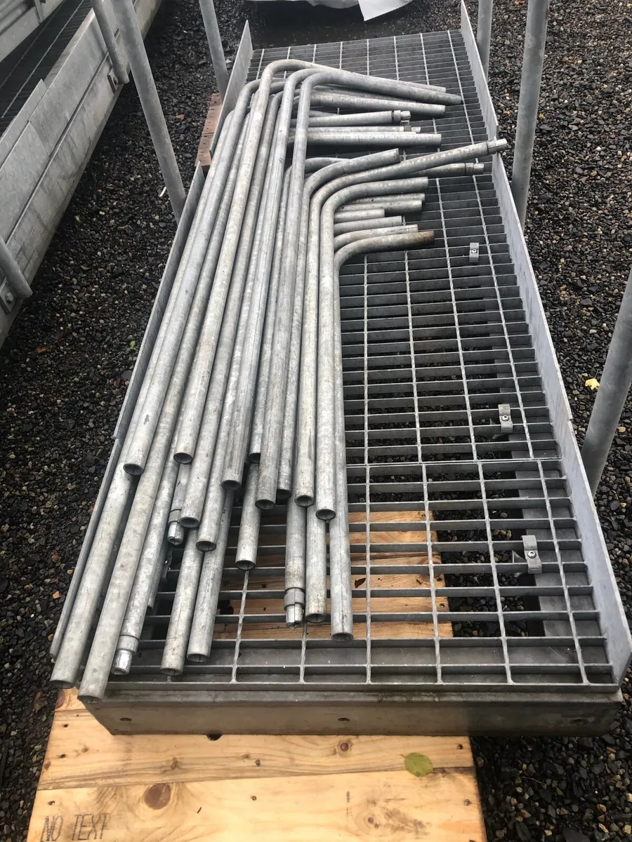 Steel cat well with hand rails safety ladders - Image 4