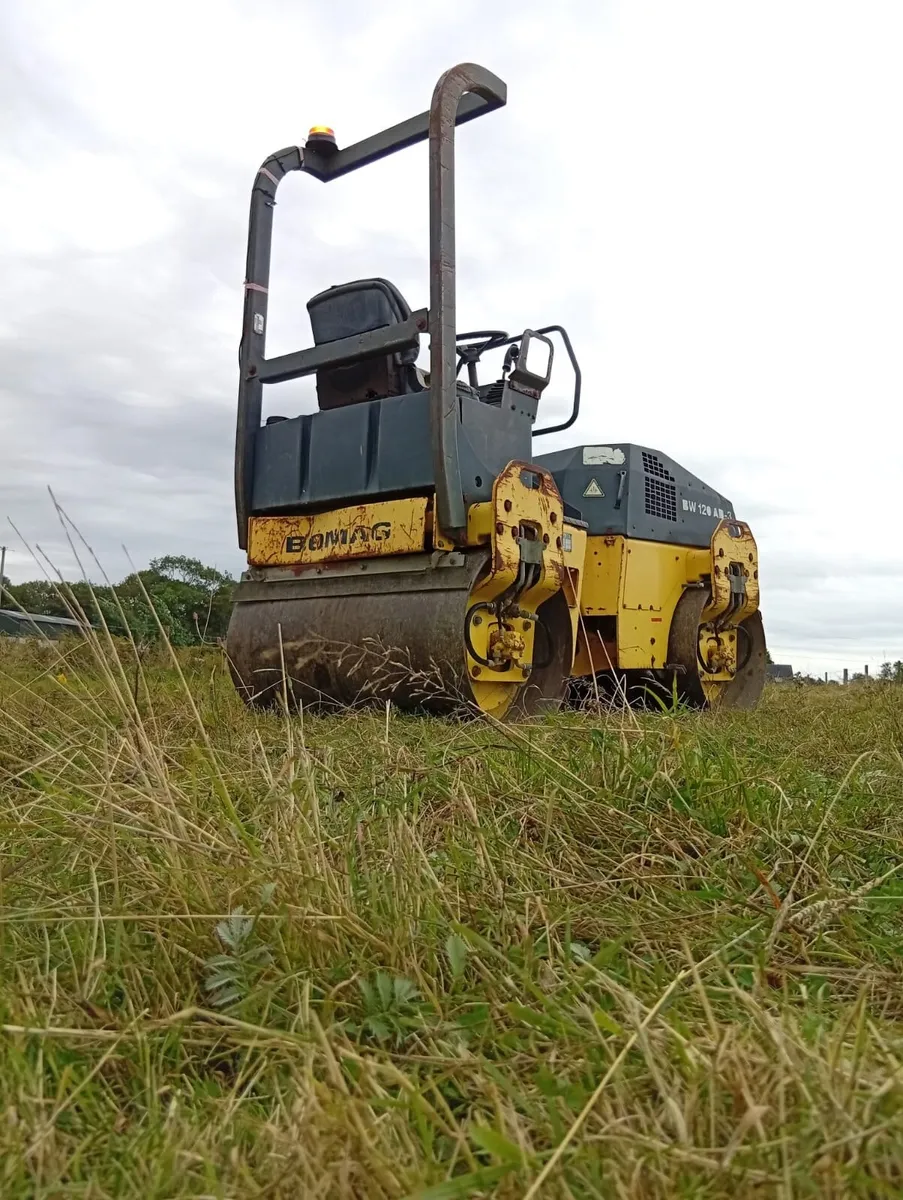 Hitachi digger bomag120 roller - Image 4