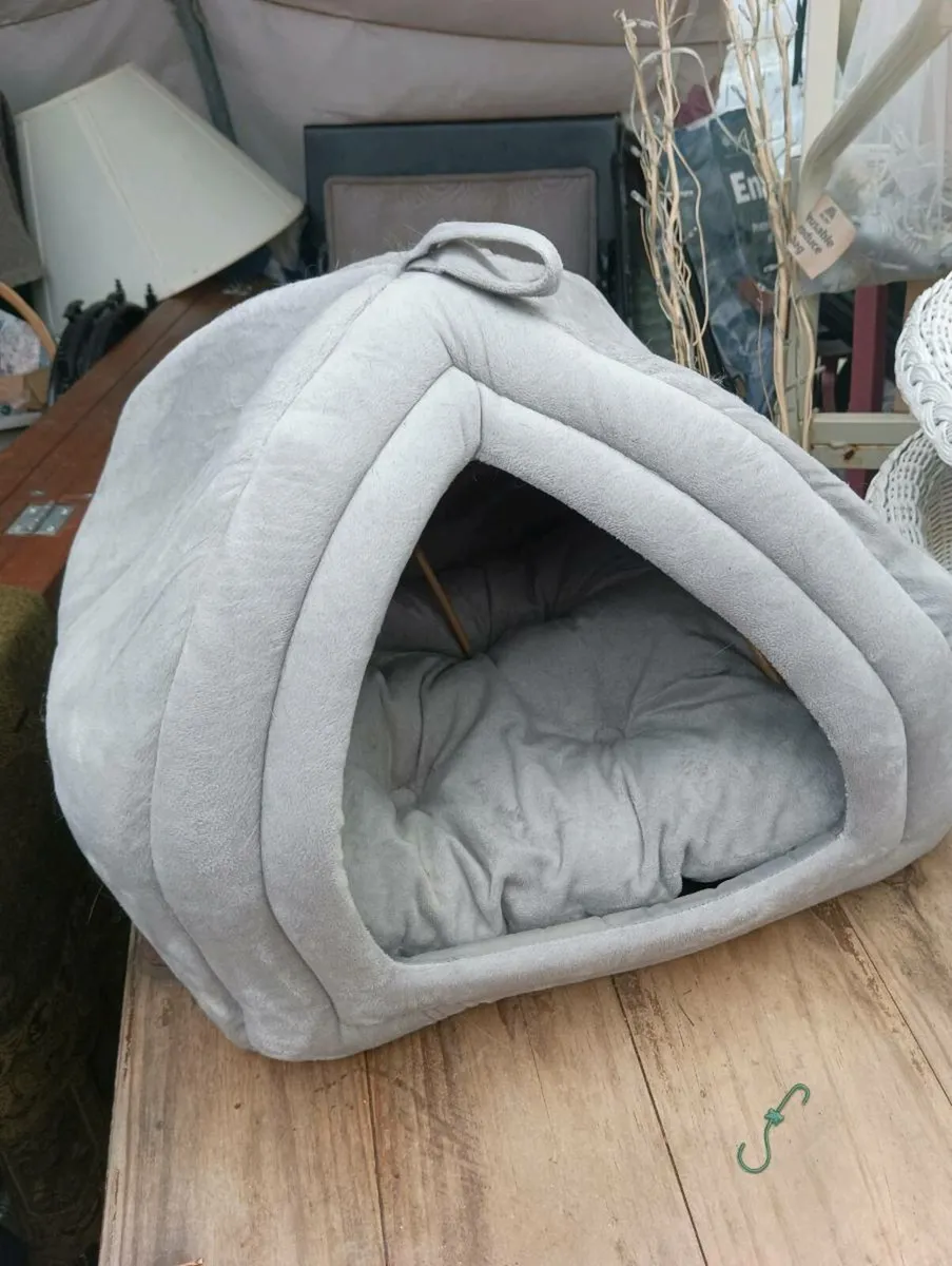 Cat bed really beautiful like new. - Image 2