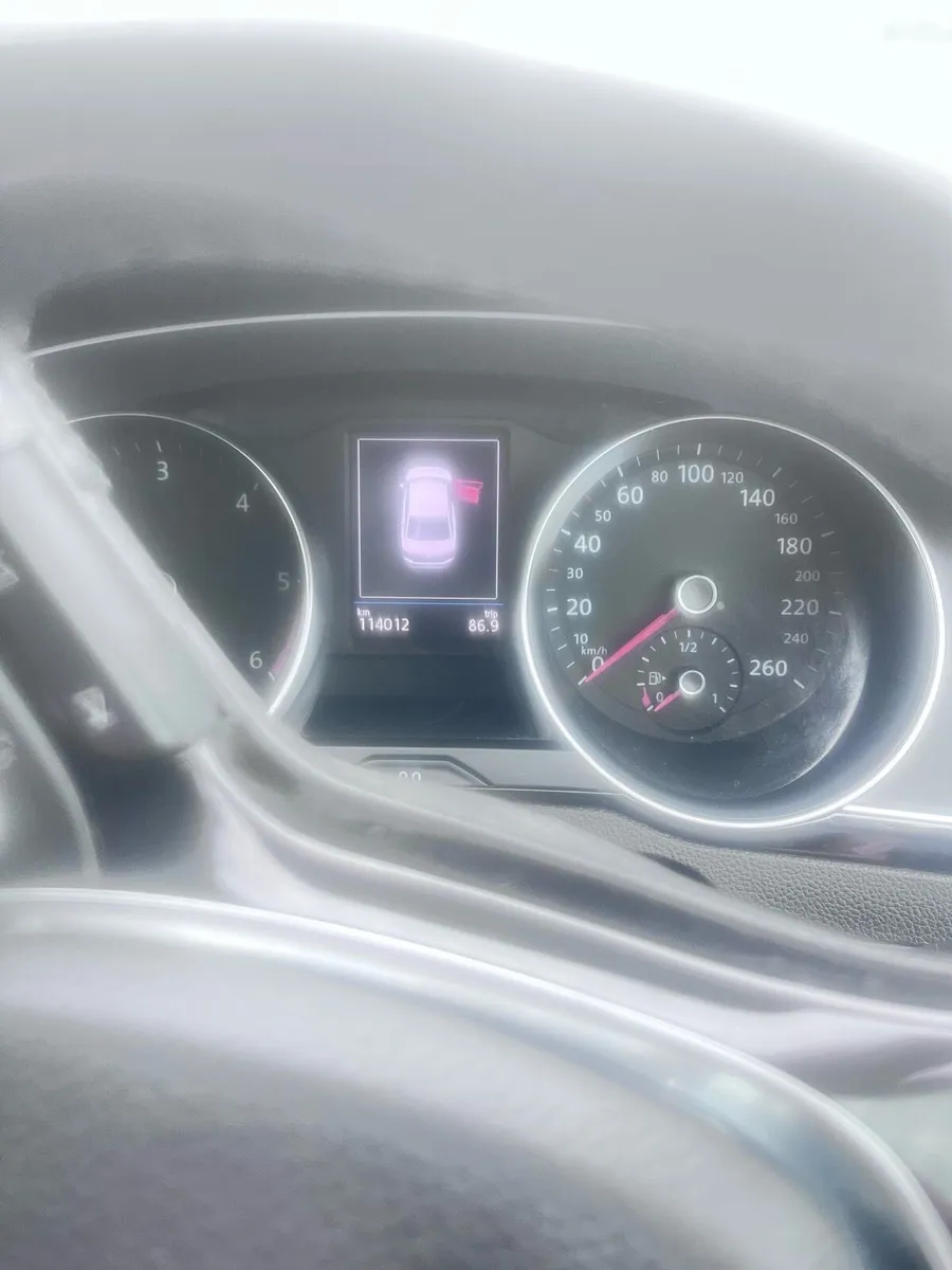 Volkswagen Passat 2017 - Image 2