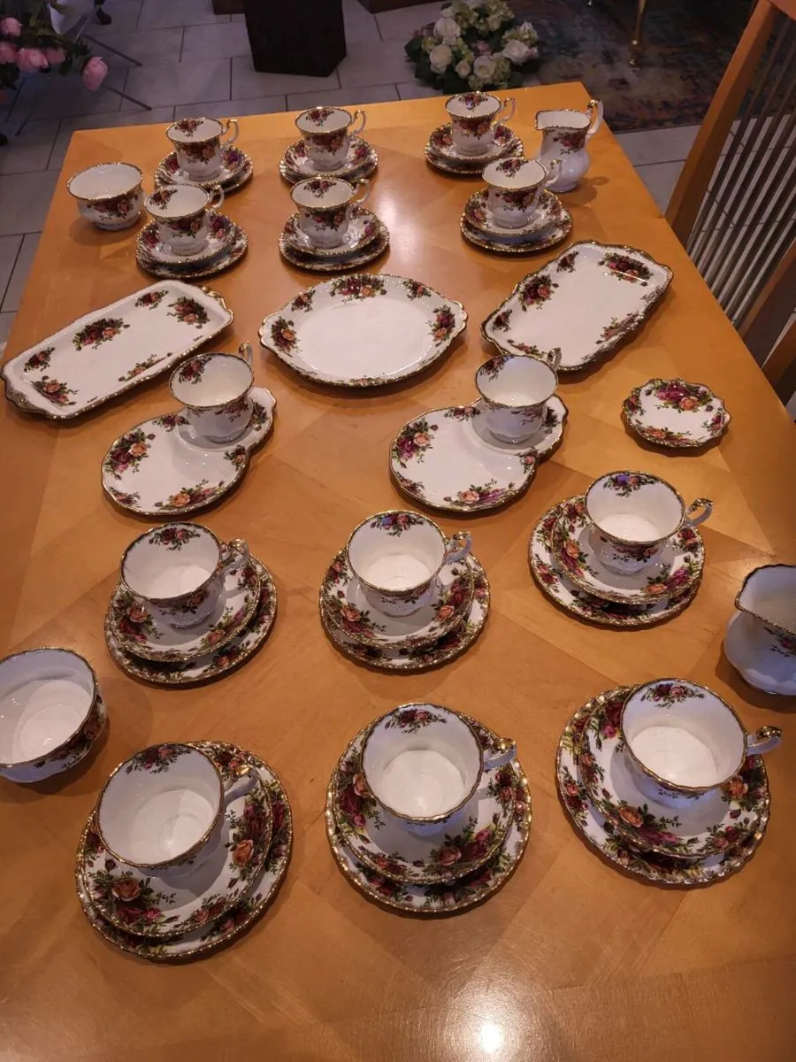 Fabulous lot of Royal Albert Old Country Roses - Image 1