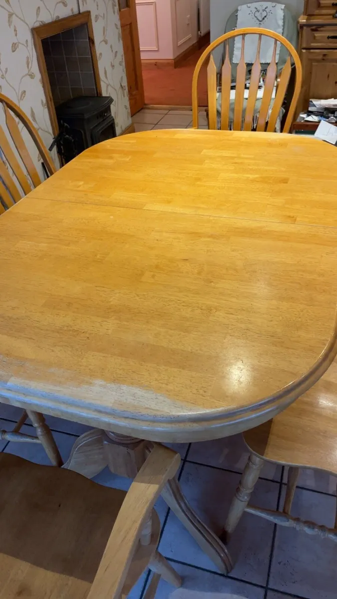 Table and chairs - Image 2