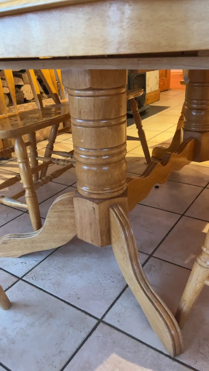 Table and chairs - Image 3