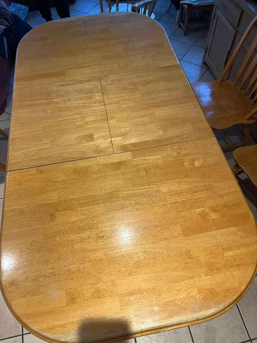 Table and chairs - Image 1