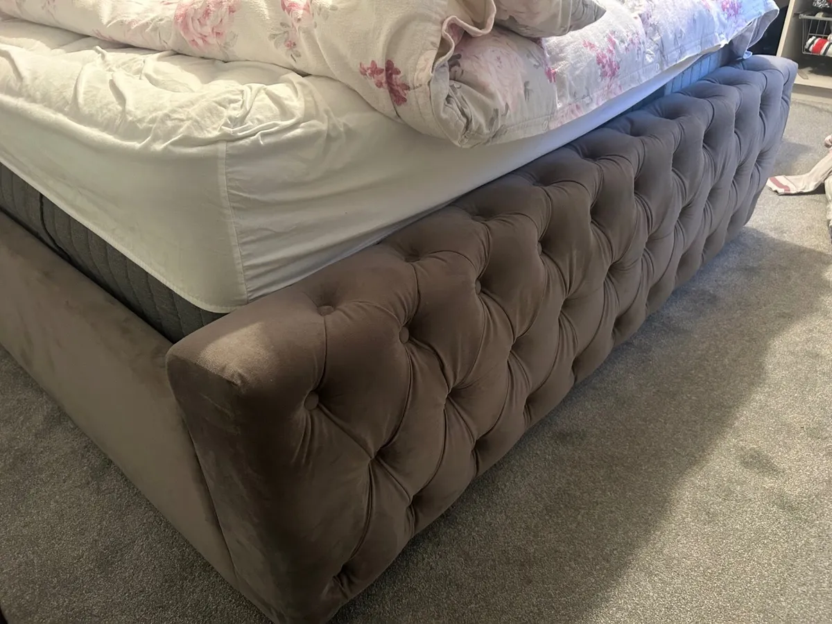 King size bed - Image 2