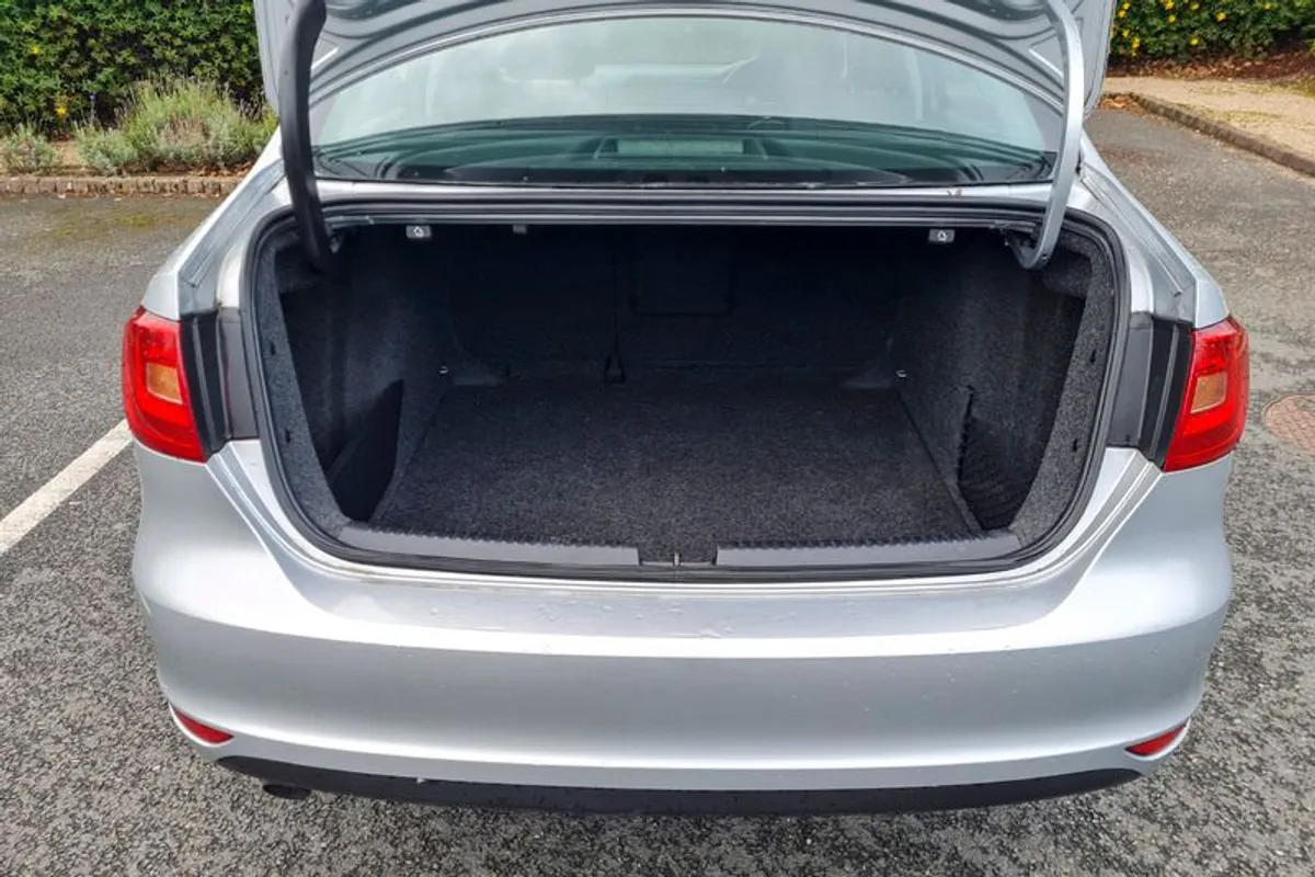2012 Volkswagen Jetta - Image 4