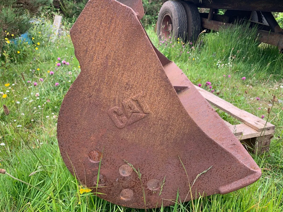 Caterpillar Grading Bucket - Image 1