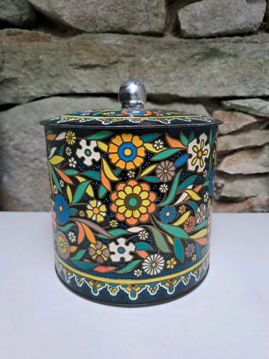 Vintage Daher embossed biscuit tin - Image 1