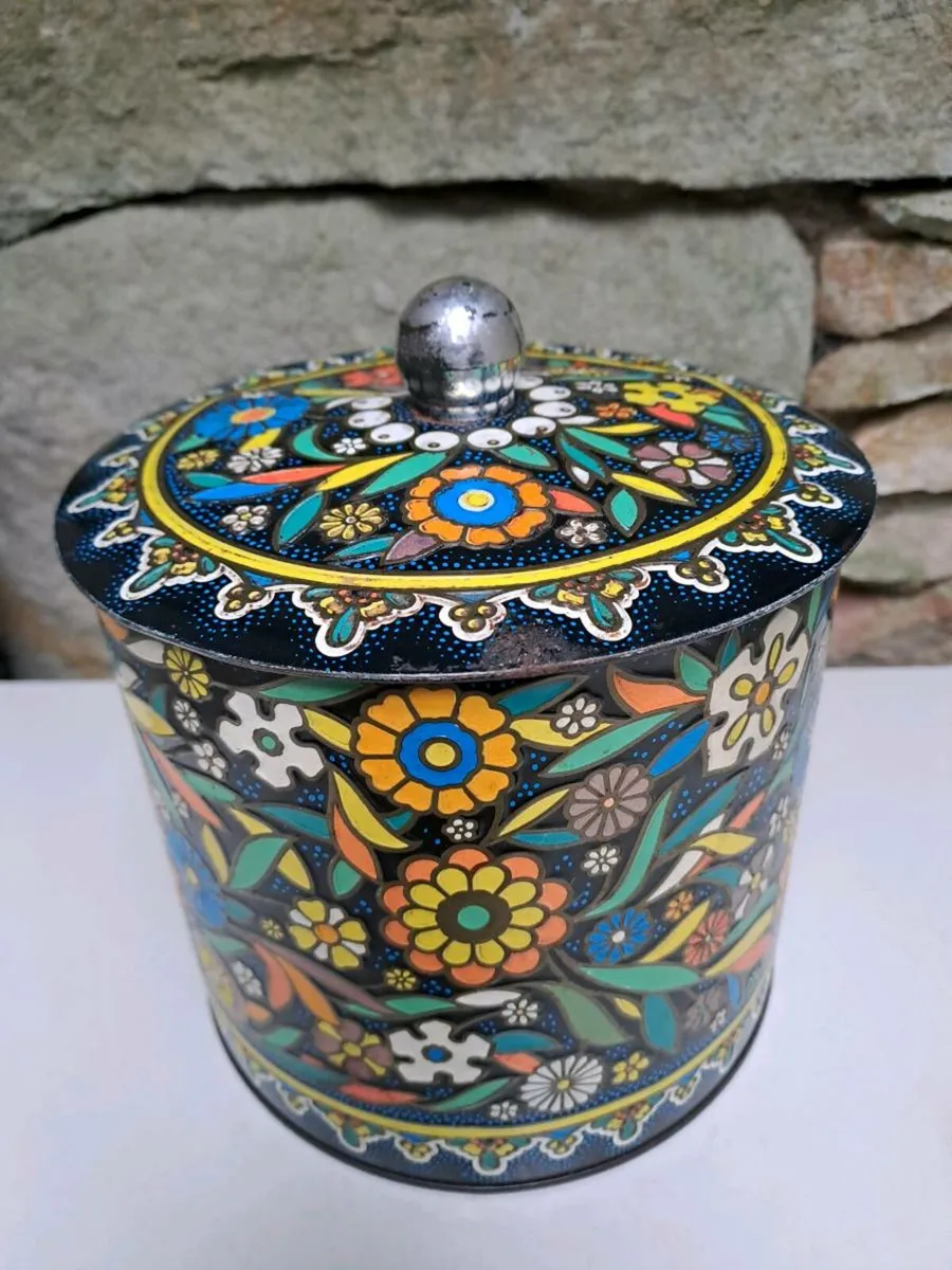 Vintage Daher embossed biscuit tin - Image 2
