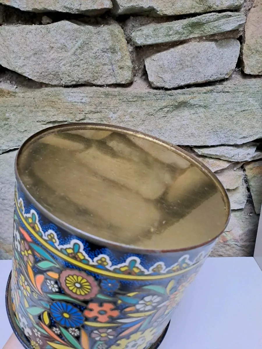 Vintage Daher embossed biscuit tin - Image 3