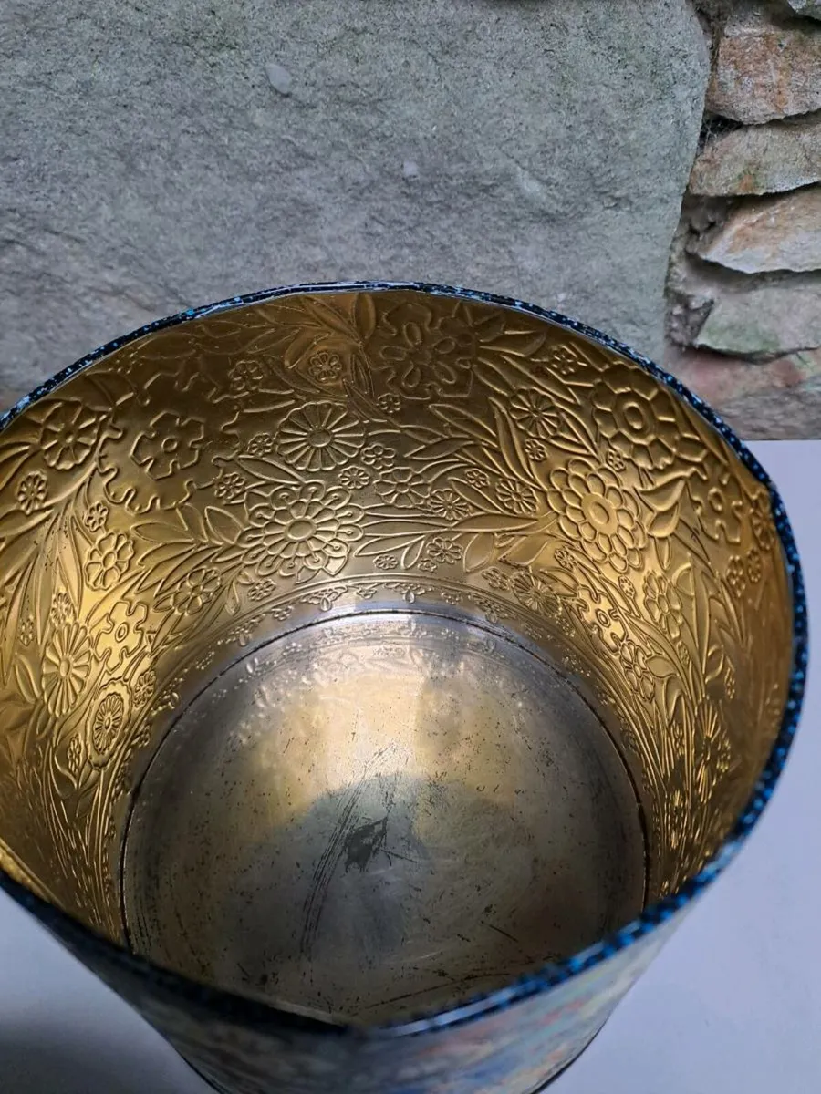 Vintage Daher embossed biscuit tin - Image 4