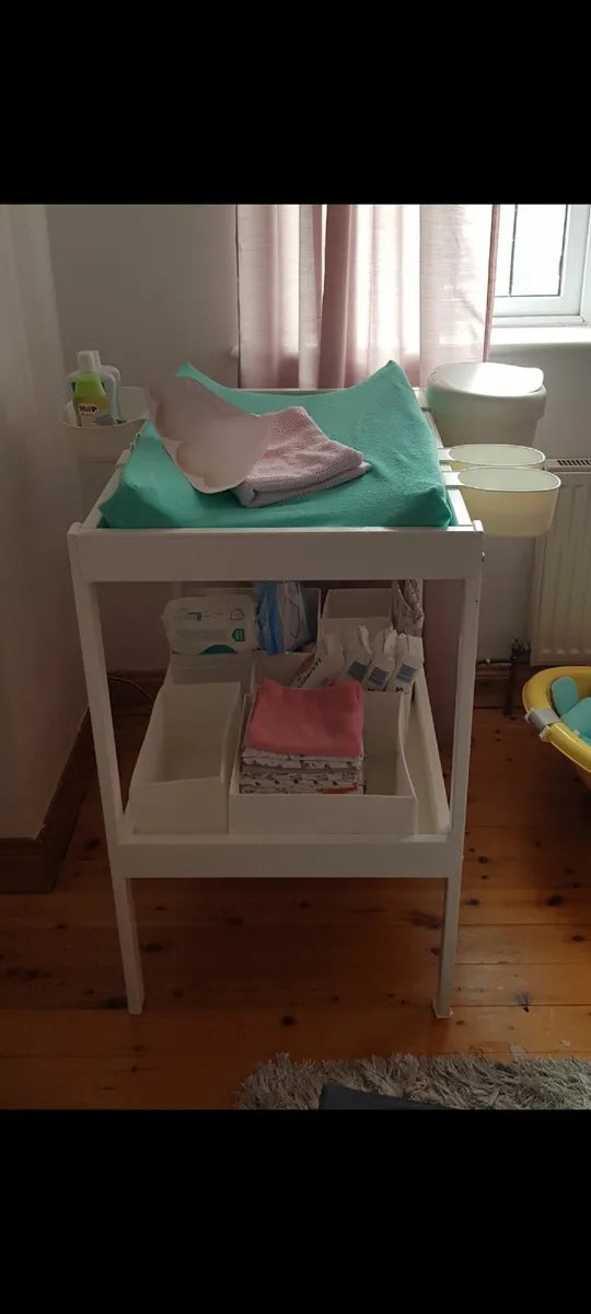 Changing table with mat and accessories