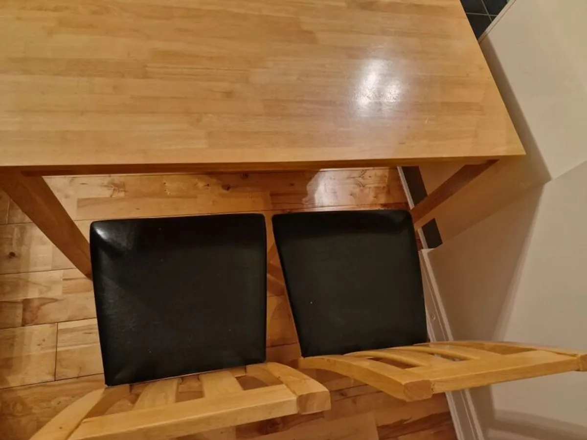 dining table with 4 chairs - Image 1