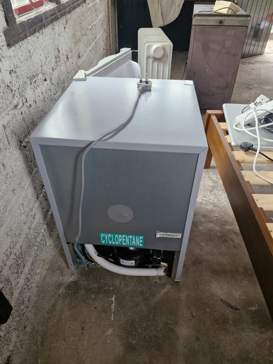 LOGIK LTT68S23 Mini Fridge - Silver - Almost new - Image 2