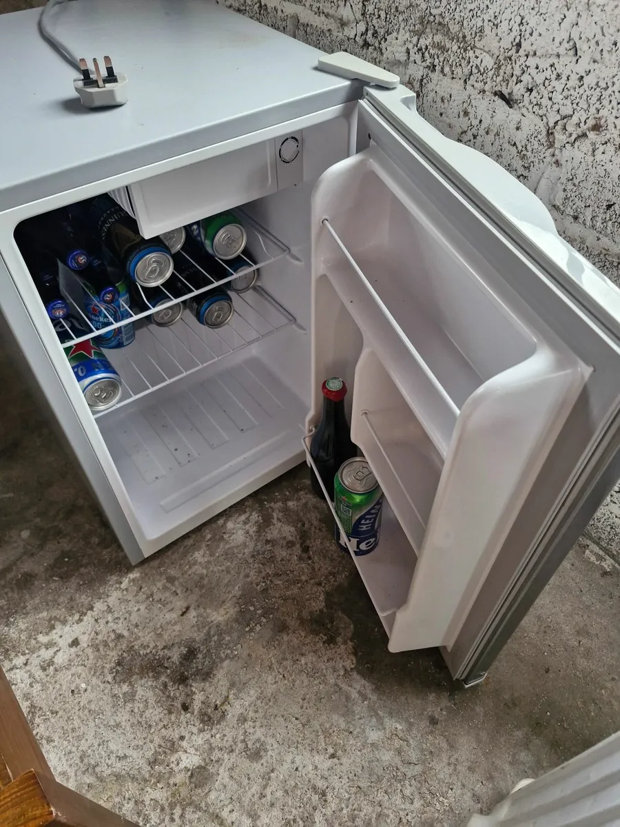 LOGIK LTT68S23 Mini Fridge - Silver - Almost new - Image 3
