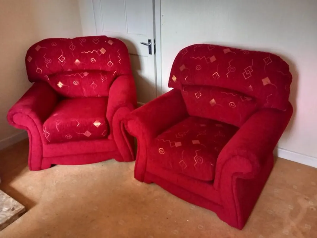 suite 2 seater and 2 armchairs, very comfortable and clean - Image 2