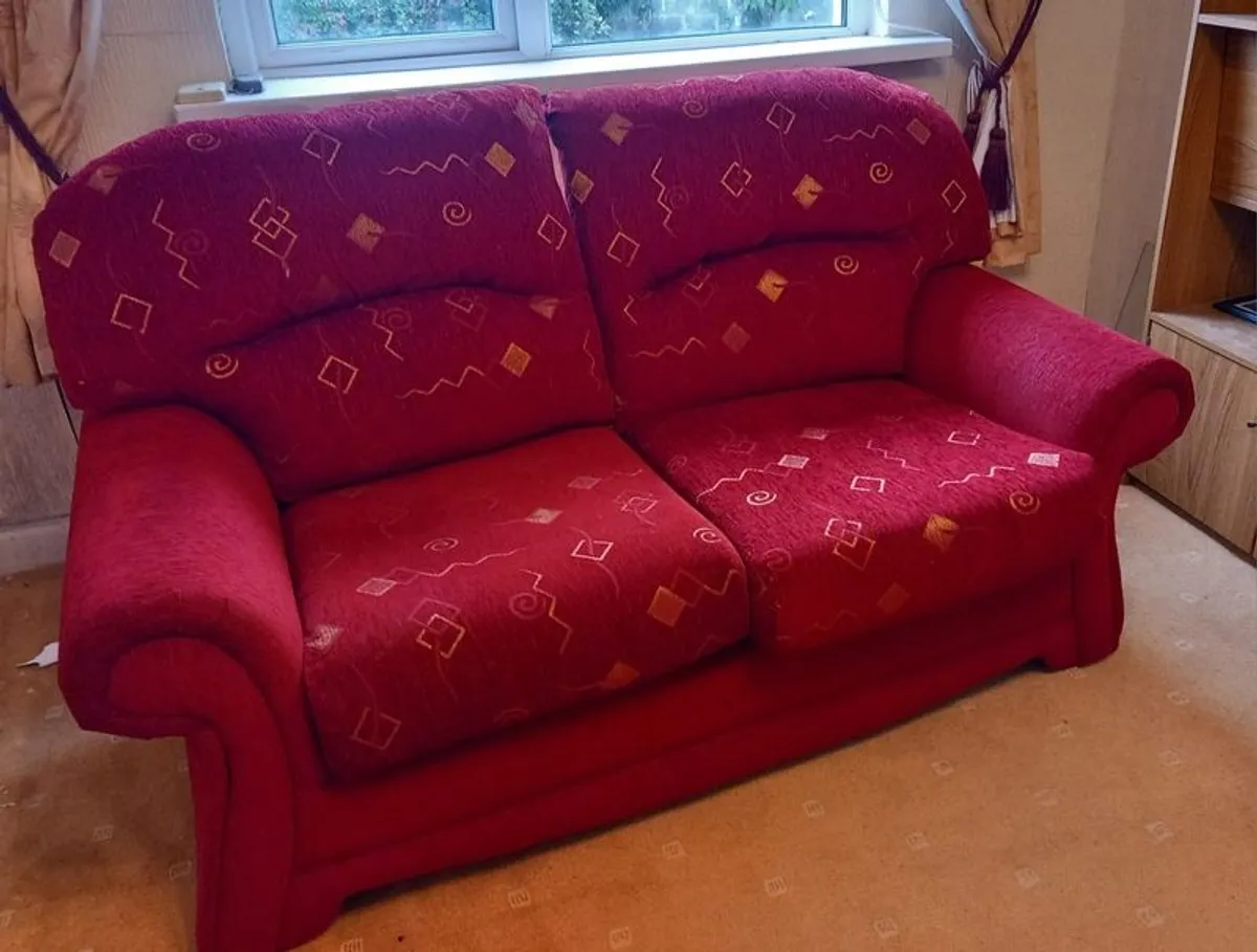 suite 2 seater and 2 armchairs, very comfortable and clean - Image 3