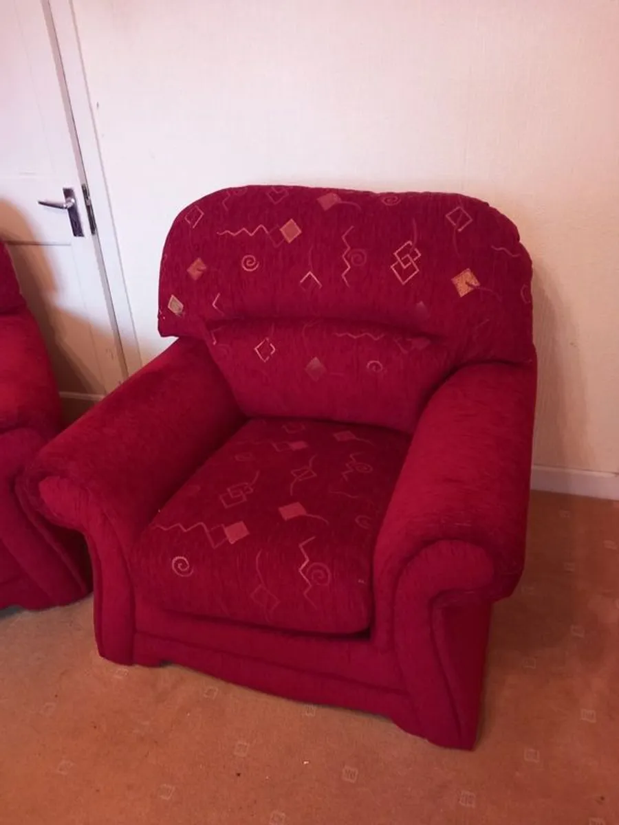 suite 2 seater and 2 armchairs, very comfortable and clean - Image 4