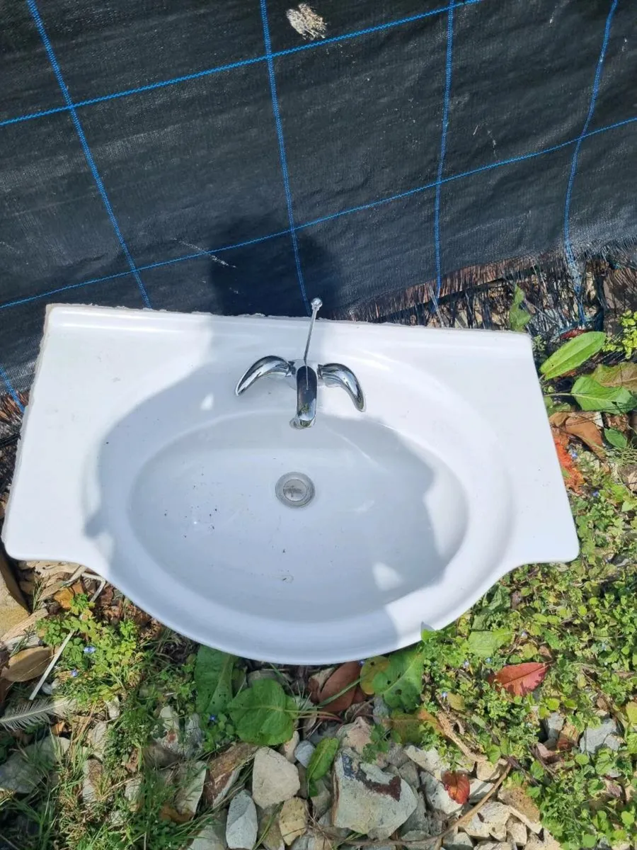 Bathroom sink - Image 1