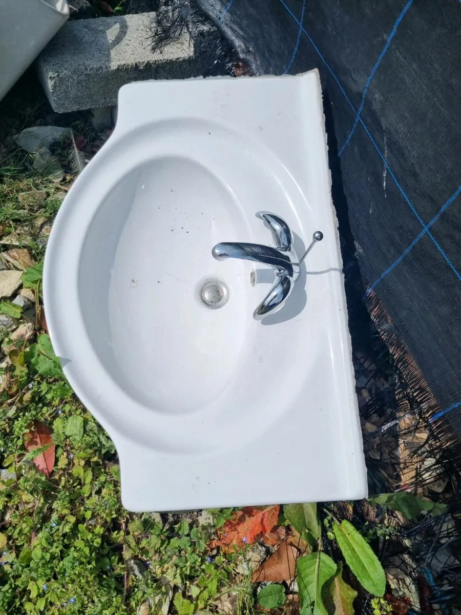 Bathroom sink - Image 3