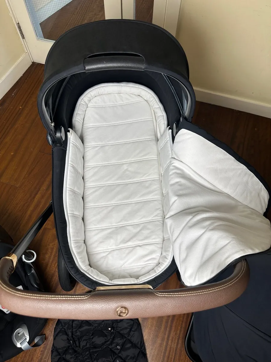 Cybex Priam platinum 3 in 1 black gold - Image 3