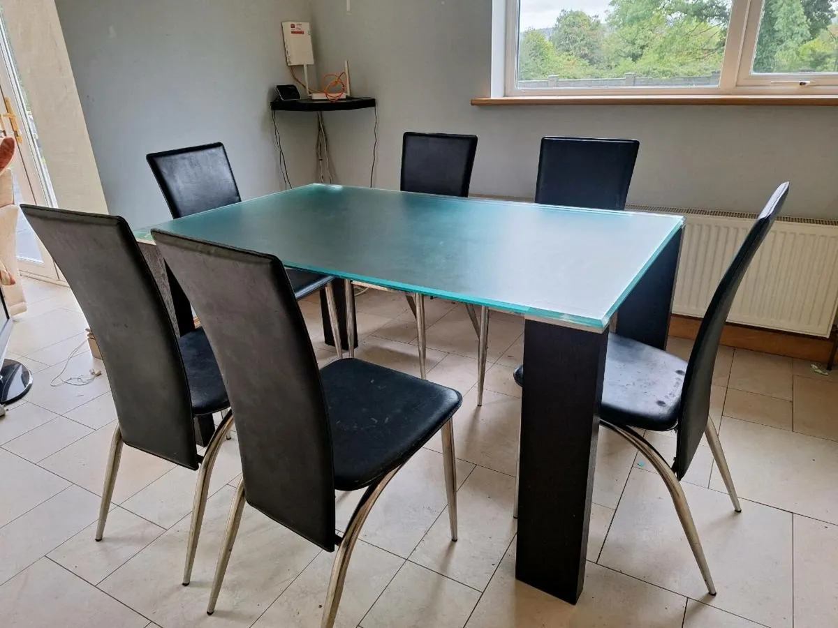 Table and chairs - Image 1