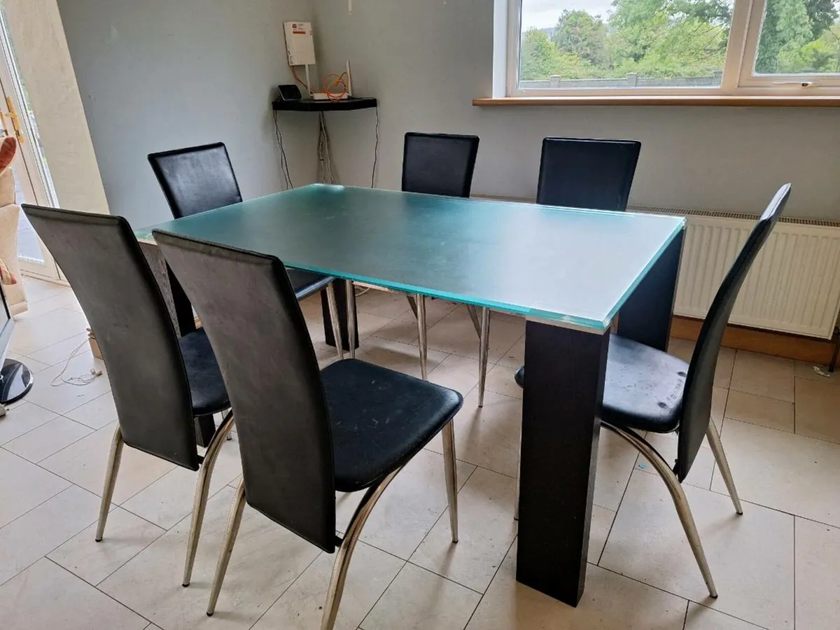 Table and chairs - Image 2