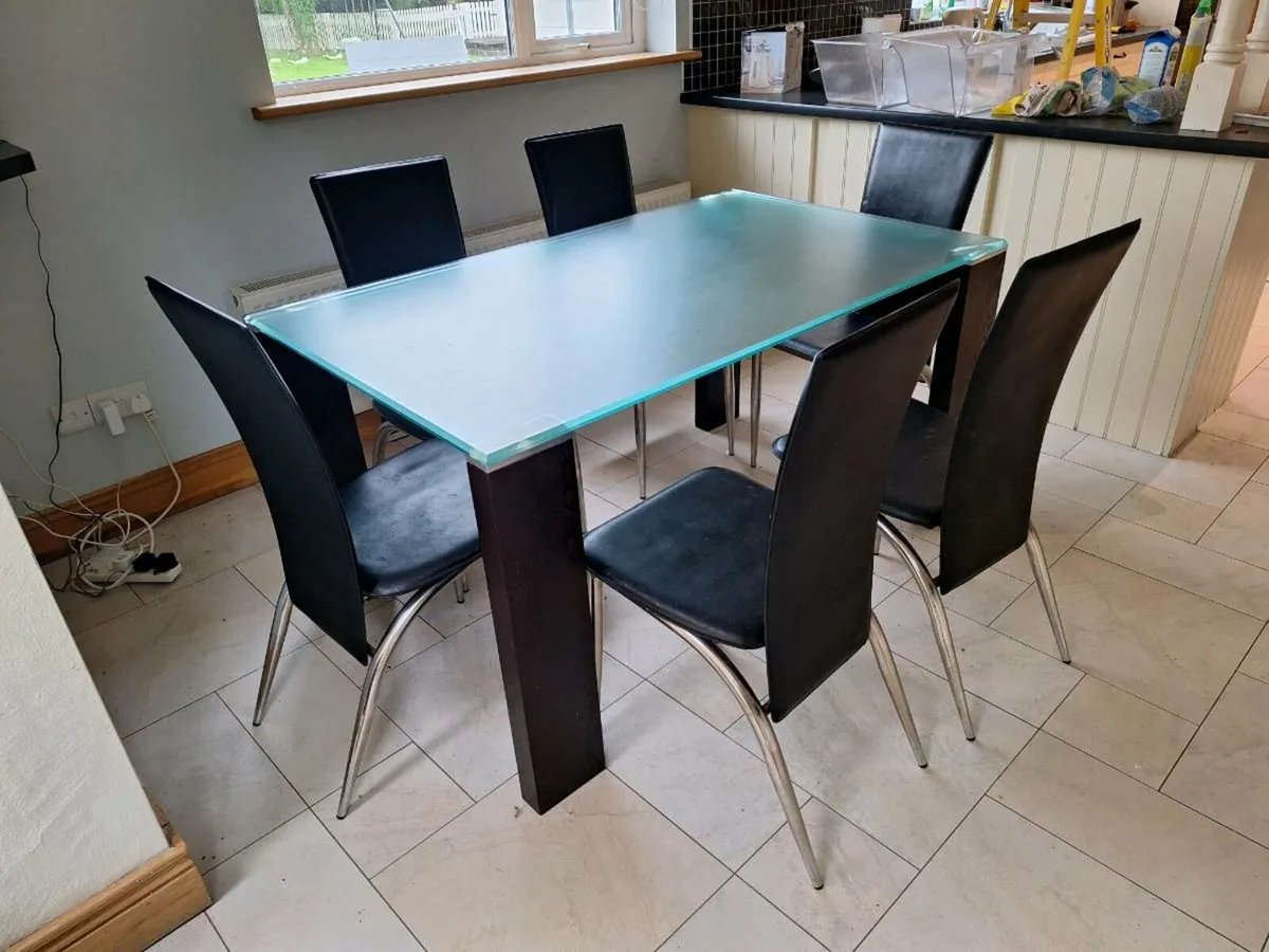 Table and chairs - Image 3