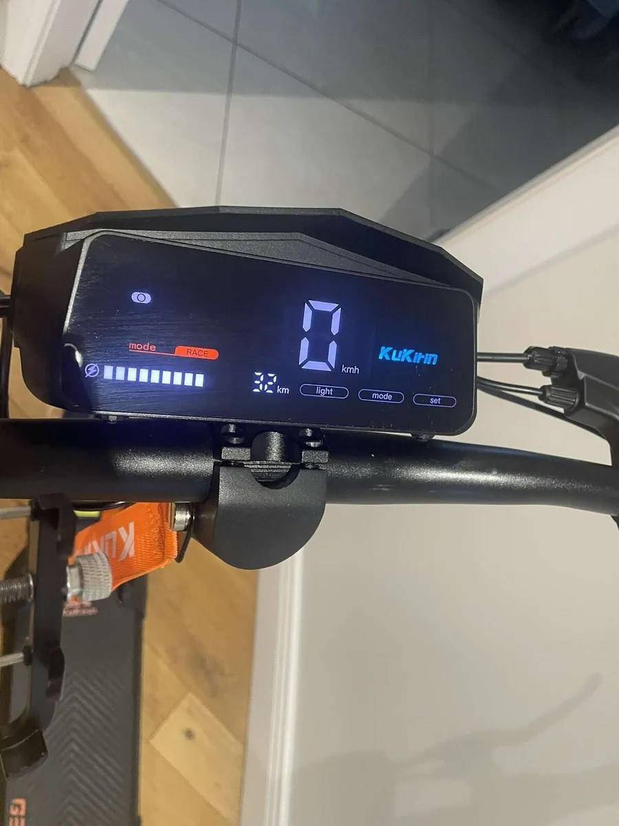 Kugo g3 electric scooter - Image 3