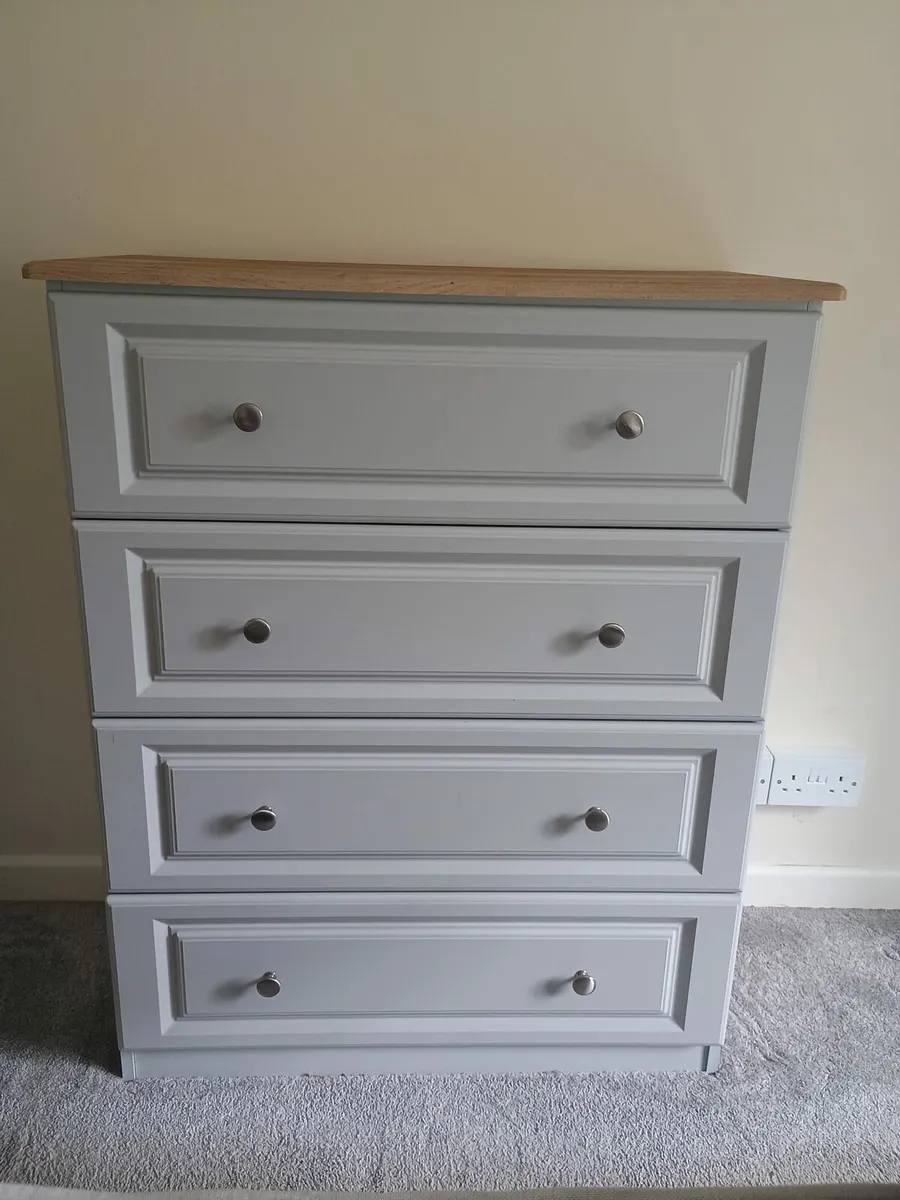 Four drawer dresser - Image 1