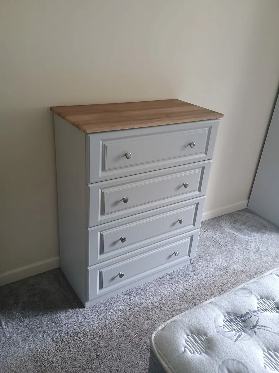 Four drawer dresser - Image 2