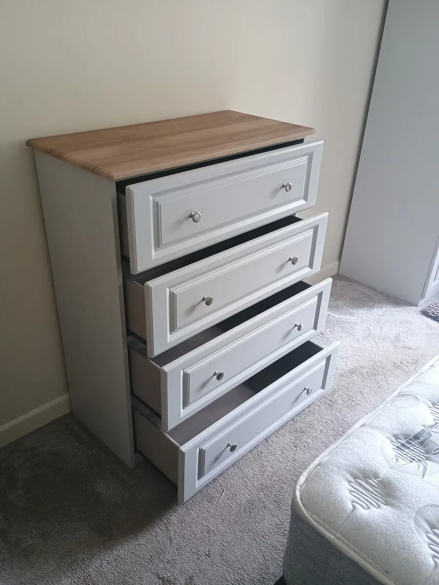 Four drawer dresser - Image 3