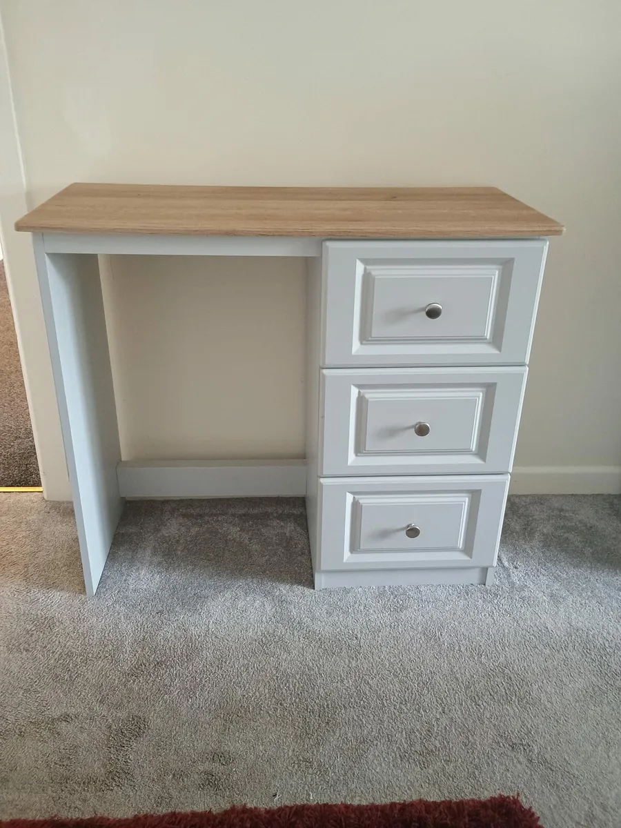 There drawer dresser - Image 1