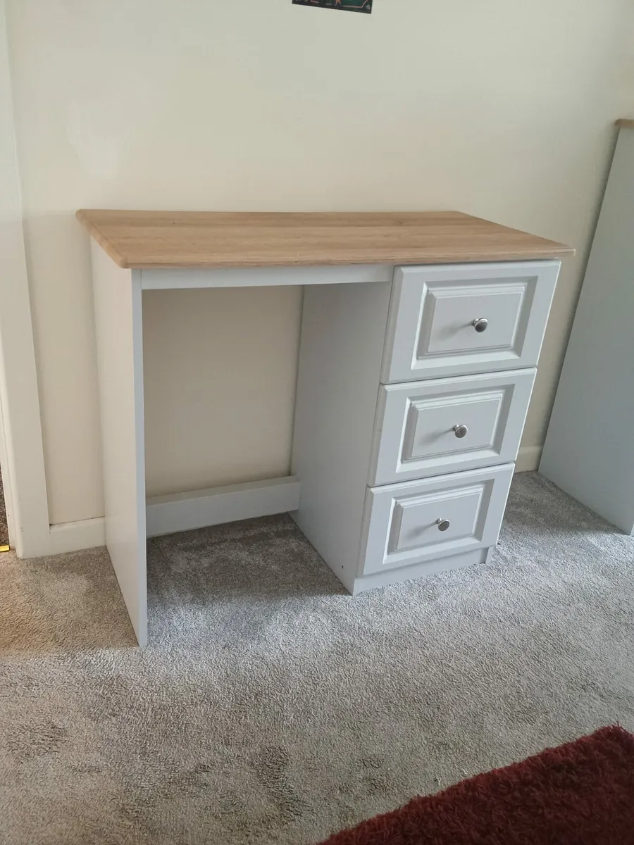 There drawer dresser - Image 2