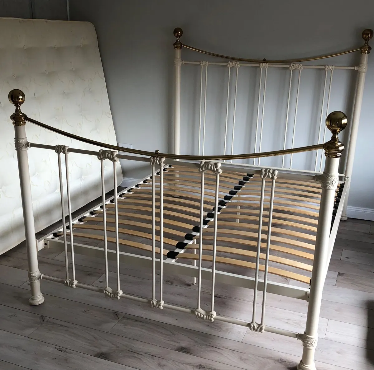 Bed frame - Image 1