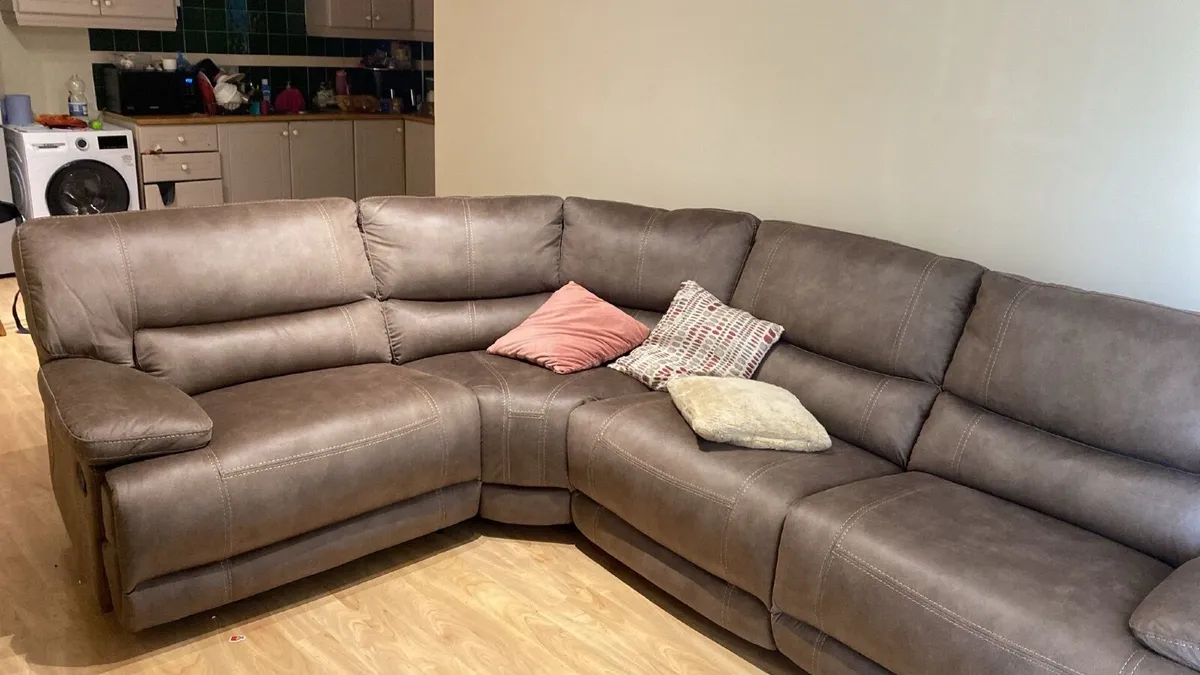 Corner couch - Image 1