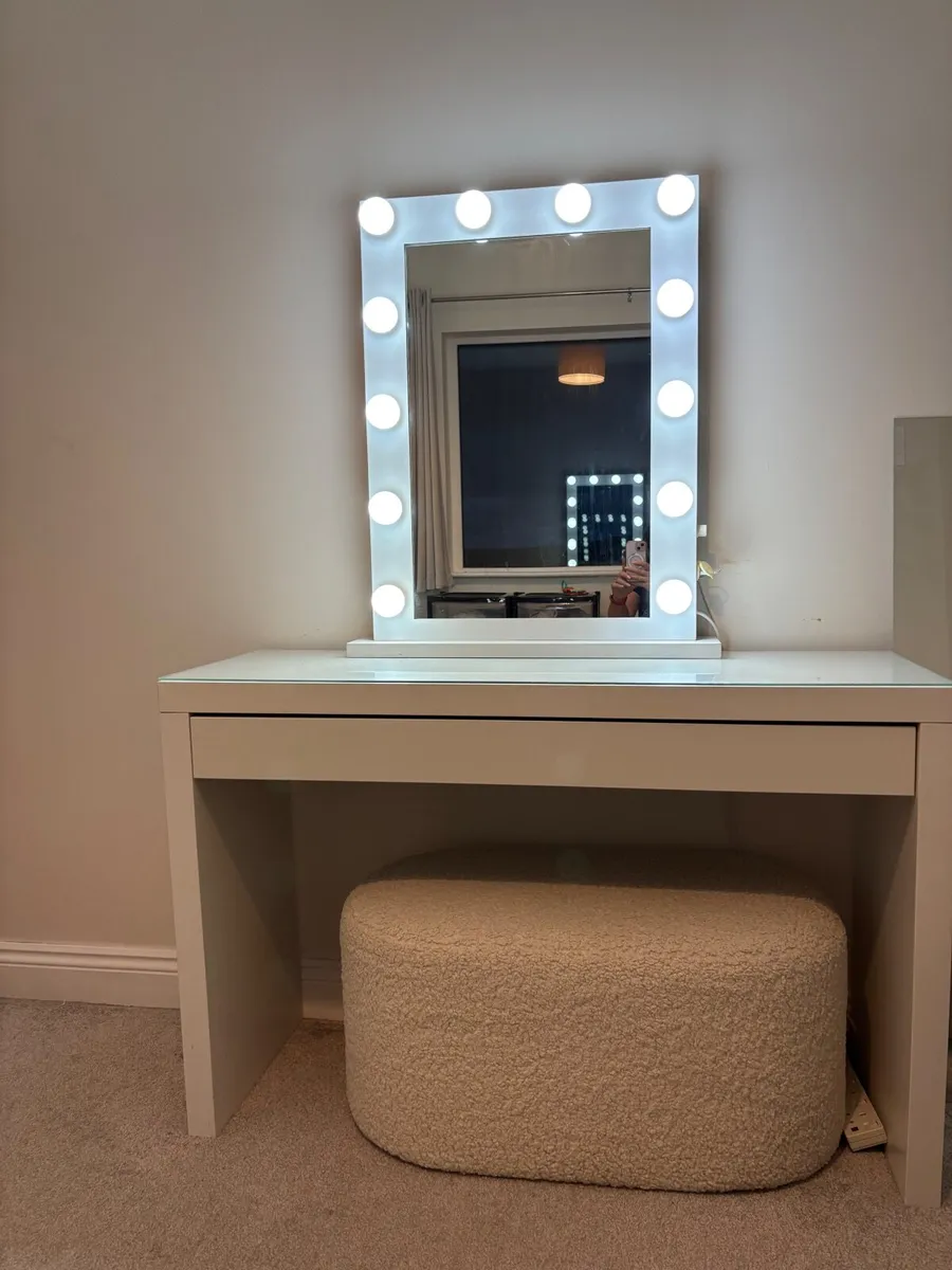 Make up table - Image 1