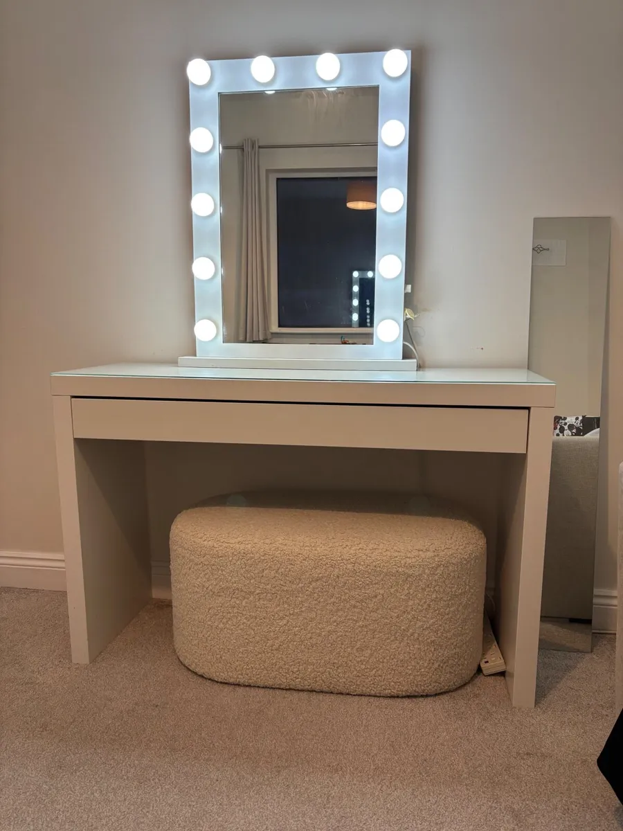 Make up table - Image 2