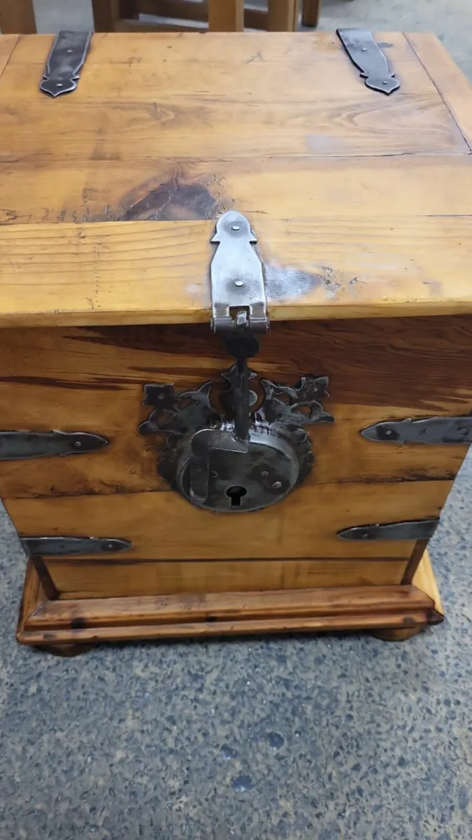 Vintage rustic pine trunk - Image 4