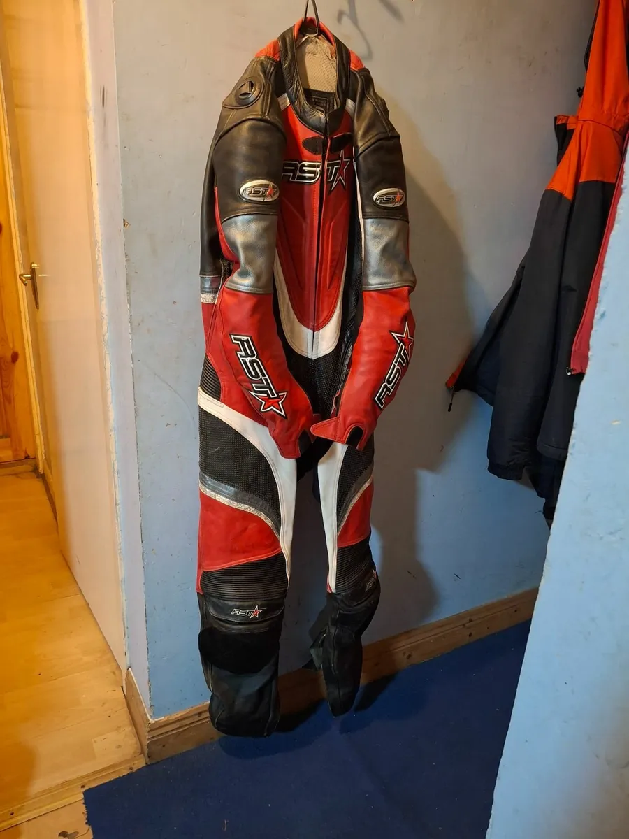 Leather motorcycle suit size 42 uk / 52 eu