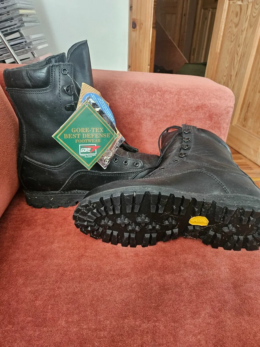 Matterhorn boots, battery charger nav lights - Image 3