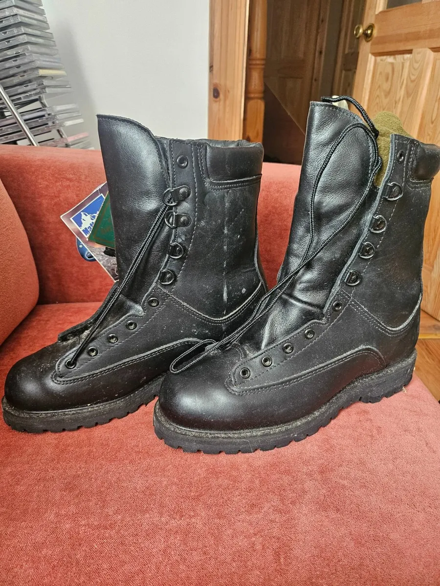 Matterhorn boots, battery charger nav lights - Image 4
