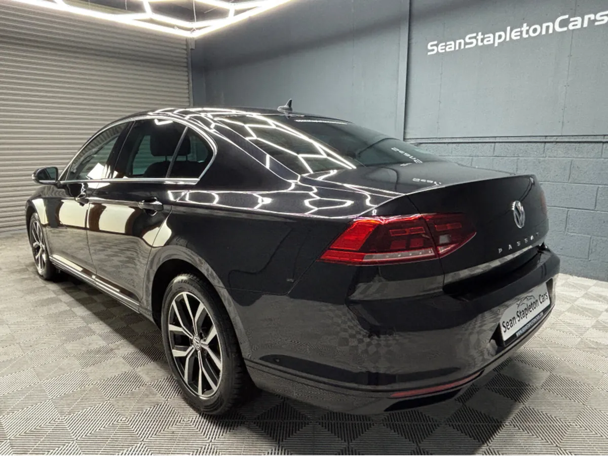 Volkswagen Passat HIGHLINE TDI S-A 4DR AUTO - Image 2