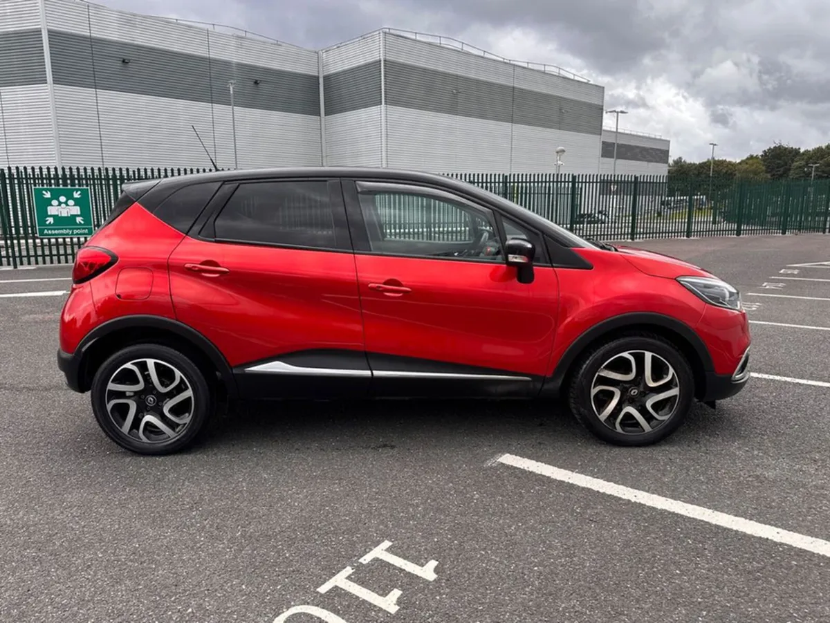 Renault Captur TCE PETROL, SIGNATURE MODEL, LEATHE - Image 2