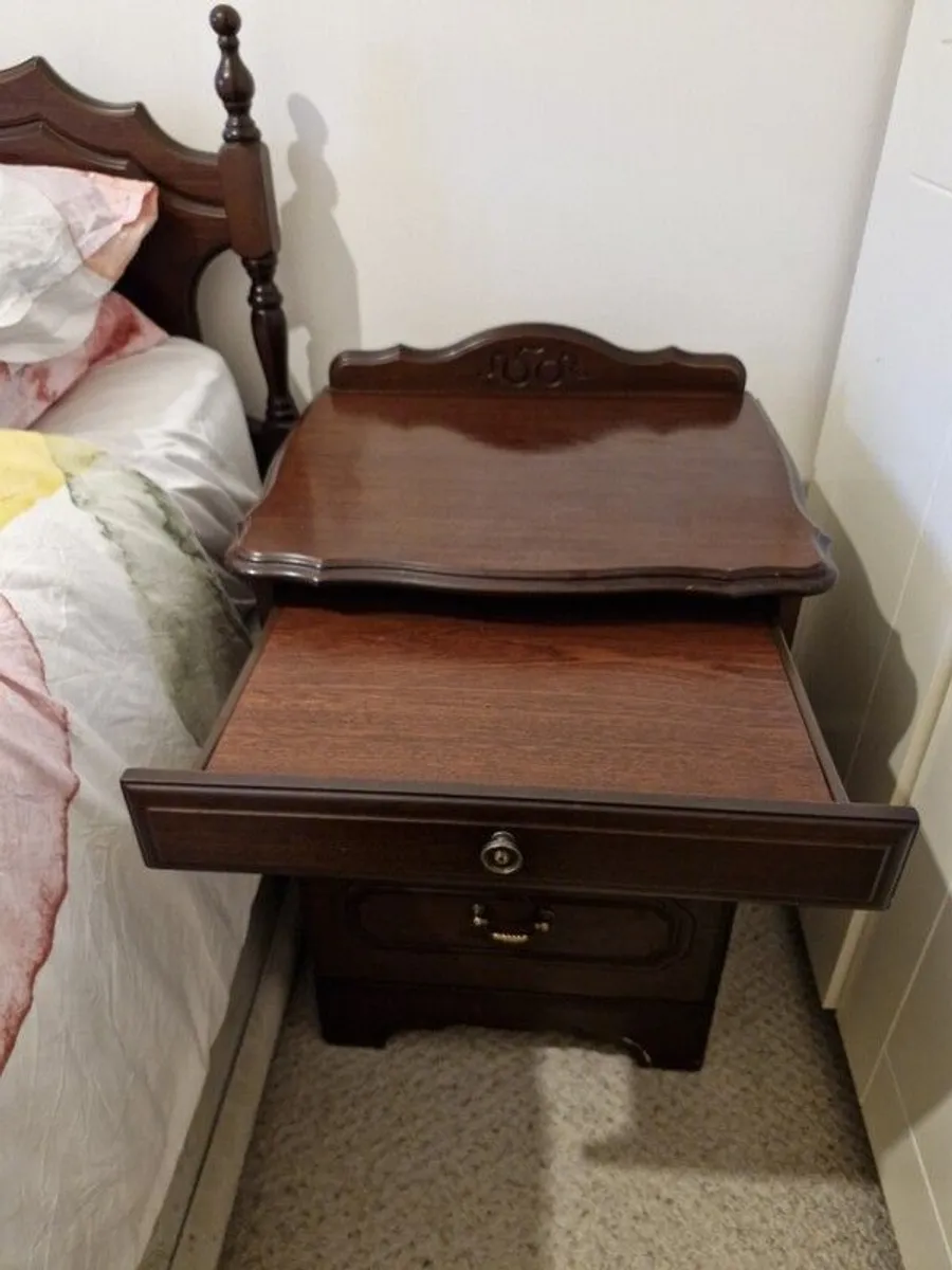 Beutiful vintage single bed, side locker, and shelf set - Image 2