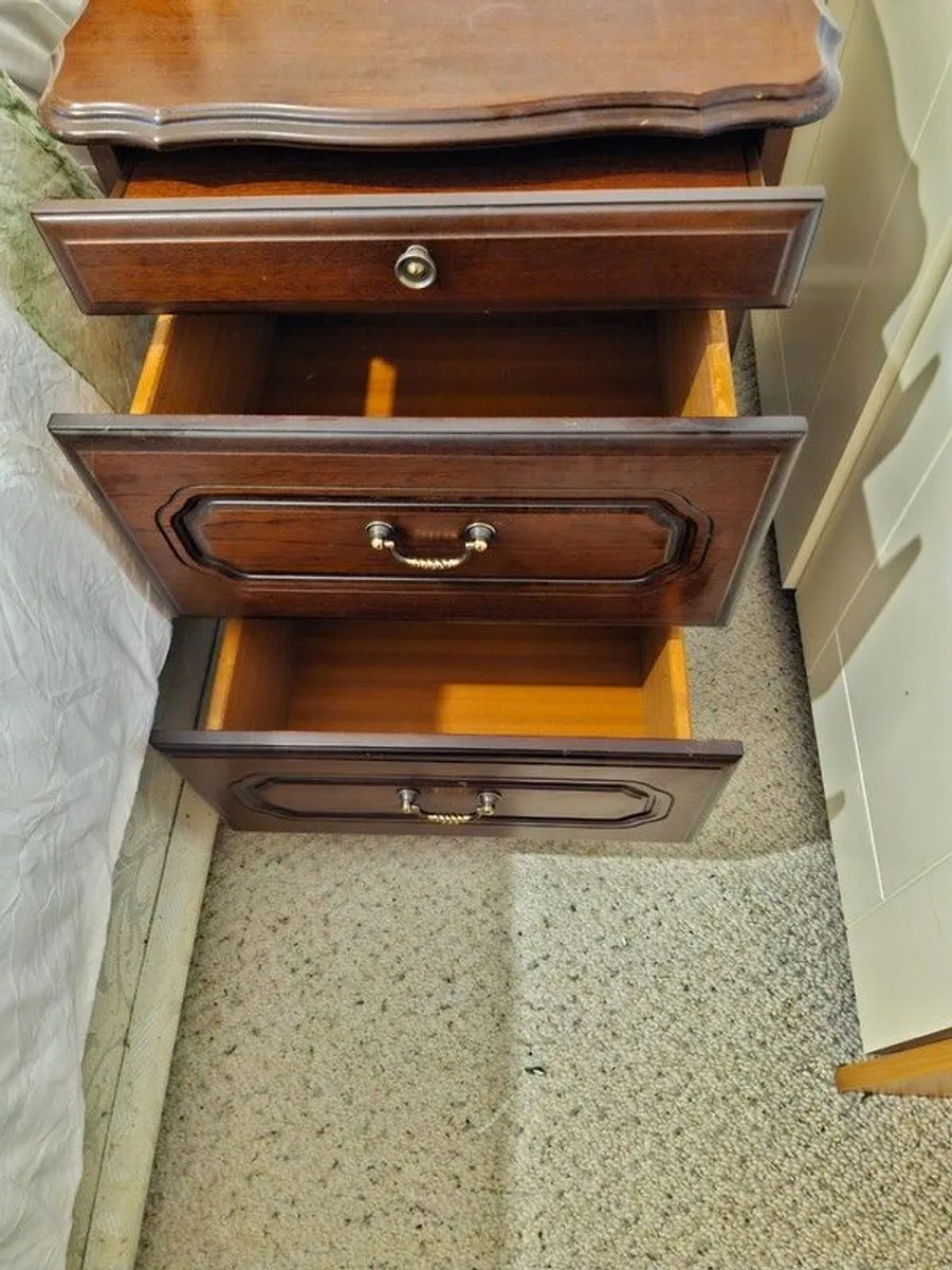 Beutiful vintage single bed, side locker, and shelf set - Image 3