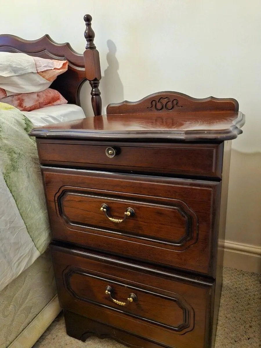 Beutiful vintage single bed, side locker, and shelf set - Image 4