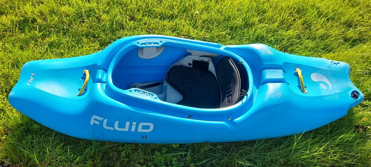 Kayak Fluid Playboat. - Image 1