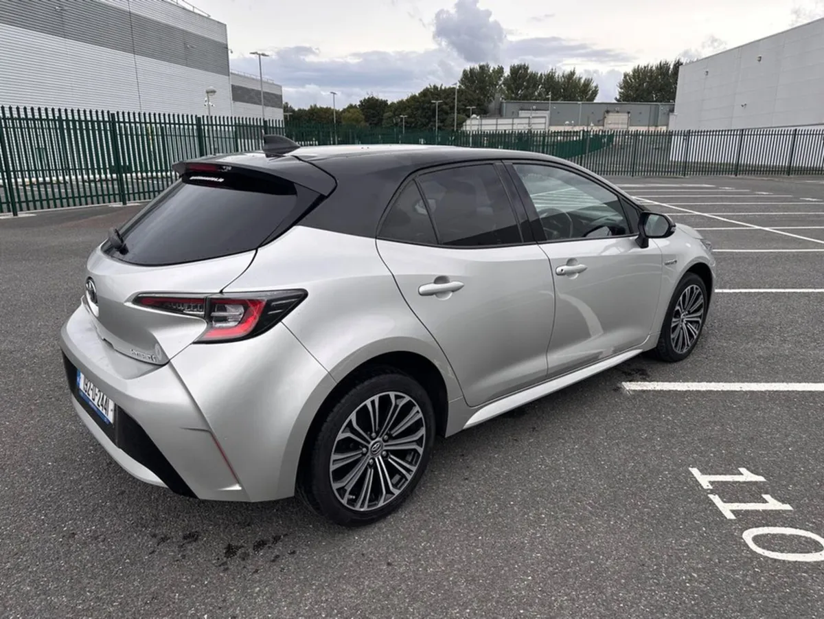 Toyota Corolla LUNA SPORT, HYBRID, AUTO, LOW MILEA - Image 3